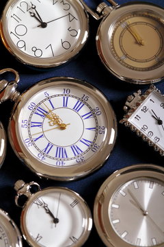 primo piano di un orologio da tasca d'oro e un libro 1781369 Stock Photo su  Vecteezy