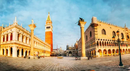 Fotobehang Panoramisch uitzicht op het San Marco-plein in Venetië, Italië © andreykr