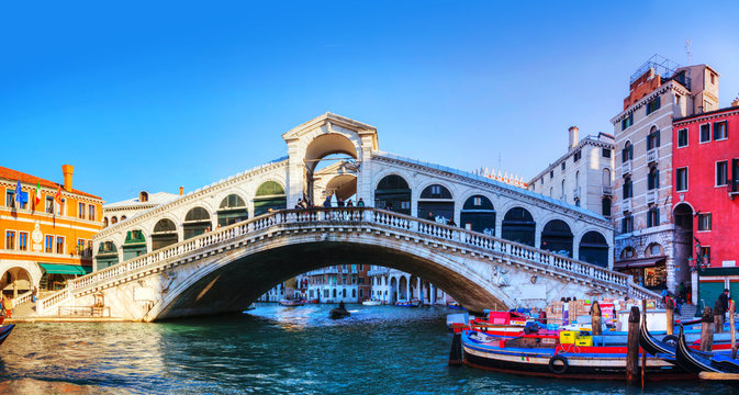 Rialto Bridge (Ponte Di Rialto) on a sunny day © andreykr