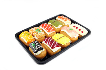 Close-up Sushi donut in the black dish.