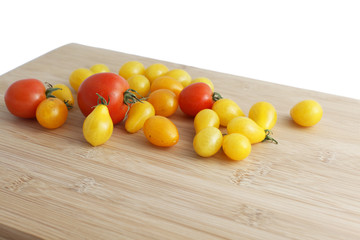Fototapeta na wymiar Tomaten auf Brett