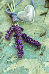 Lavendelbund auf Holz mit Metallherz