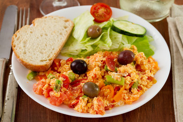 scrambled eggs with salad on the plate