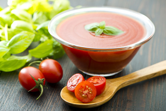 passata di pomodoro con basilico e mestolo