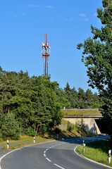 Obraz premium Funkmast neben der Straße