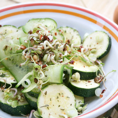 Zucchini mit Sprossen