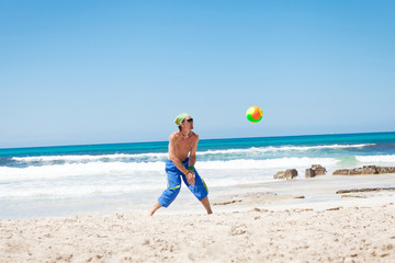 Fototapeta na wymiar junger sportlicher mann im sprung beim beach volleyball