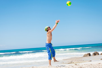 junger sportlicher mann im sprung beim beach volleyball