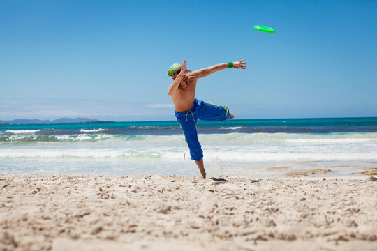 junger erwachsener sportlicher mann spielt frisby frisbee