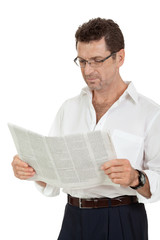 erwachsener geschäftsmann mit brille und zeitung isoliert