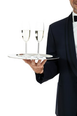 erwachsener kellner serviert sekt champagner isoliert