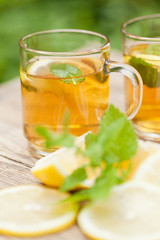 frischer aromatischer schwarzer tee mit zitrone und minze