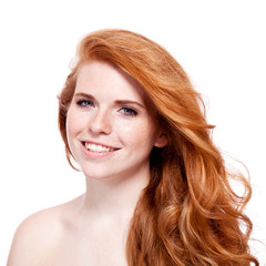 attraktive junge frau mit roten haaren und sommersprossen