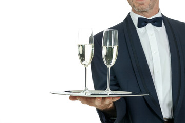 erwachsener kellner serviert sekt champagner isoliert
