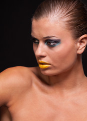 junge attraktive frau mit gelben lippenstift portrait