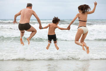 glückliche familie spaß am strand im urlaub
