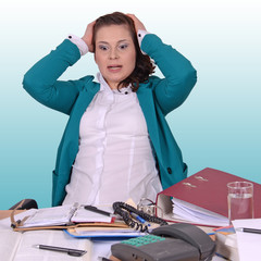 junge frau im büro