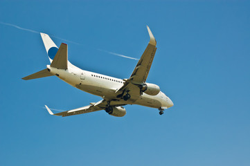 Fototapeta na wymiar Samolot pasażerski leci w błękitne niebo
