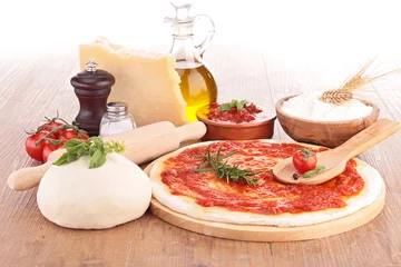 Fototapete Pizzeria Pizzateig mit Tomatensauce und Zutaten