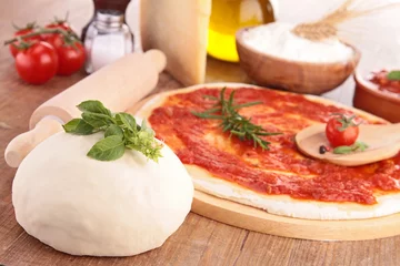Photo sur Aluminium Pizzeria pâte à pizza avec sauce tomate et ingrédients