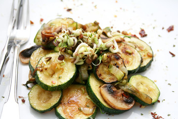 Zucchinis und Champignons