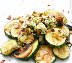 Zucchinis und Champignons