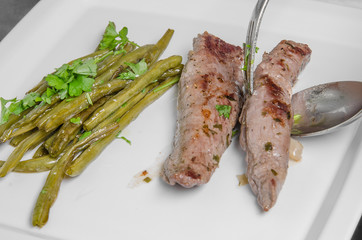 Lammfilet mit Bohnen anrichten 2
