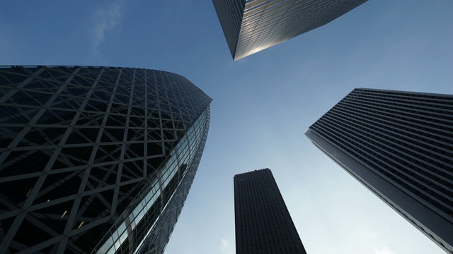 東京　西新宿高層ビル街　青空に流れる雲　（新名所コクーンタワー前）