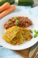 Zucchini-Karotten-Kartoffelpuffer mit vegetarischer Bolognese