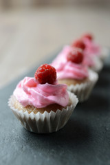 Vanillemuffins mit Himbeertopping