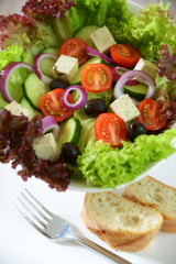 Salat mit Kräutertofu und Baguette