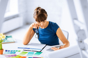 Naklejka premium woman working with color samples for selection