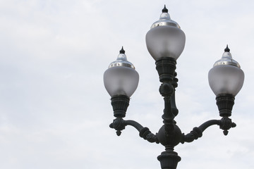 Farola de tres brazos forjada