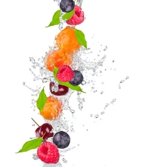Cercles muraux Fruits Fruits frais dans les éclaboussures d& 39 eau