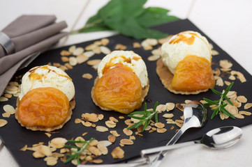 trio glaces vanille, pêches cuites & gaufres 1