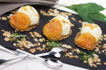 trio glaces vanille, pêches cuites & gaufres 2