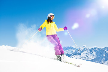 Frau fährt Ski