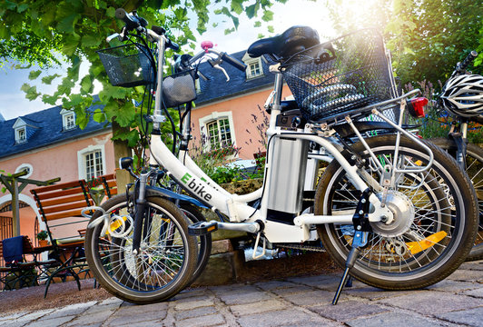 E-Bike Elektrofahrrad in der Stadt - Pedelec City Tour