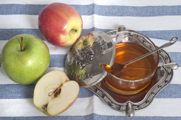 honey with apple for Rosh Hashana