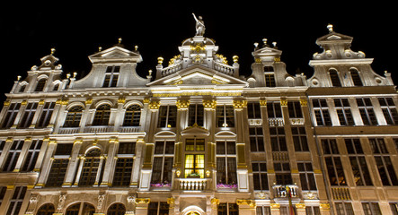 Fototapeta premium brussels grand place guild houses at night