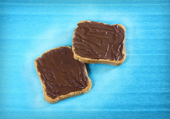 Fette biscottate con crema al cioccolato.