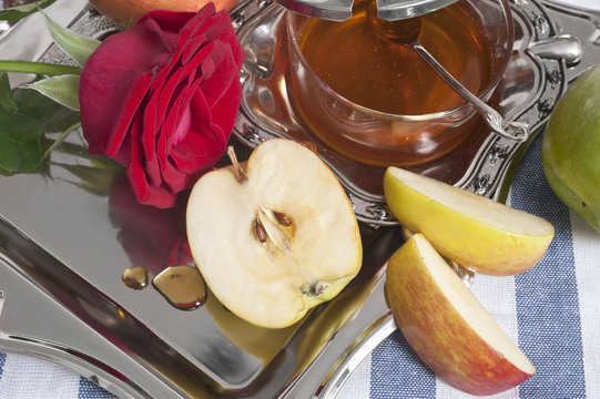 honey with apple for Rosh Hashana