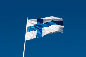 Foto op Plexiglas Vlag van Finland voor blauwe hemel. © jnelnea