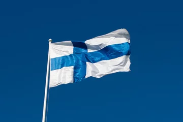 Selbstklebende Fototapete Skandinavien Flagge von Finnland vor blauem Himmel.
