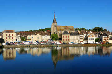 Fototapeta na wymiar Jour de marché à Pont sur Yonne