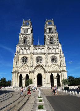 Parvis de la cath&eacute;drale Sainte Croix d'Orl&eacute;ans France