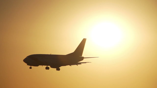 Flugzeug Landung bei Sonnenuntergang