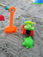 Fototapeta na wymiar Zabawki plażowe dziecięce
