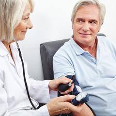 Senior bei Blutdruckmessung