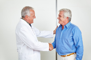Arzt und Patient machen Handschlag